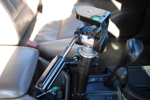С помощью встроенного винта на стойку кронштейна можно быстро установить фотоаппарат, видеокамеру или видеорегистратор