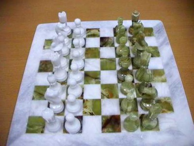 Шахматы из натурального камня Оникс и Мрамор, 40 х 40 см Каменные шахматы из полированного природного оникса от почти белого до зеленого цвета различных рисунков и оттенков.
