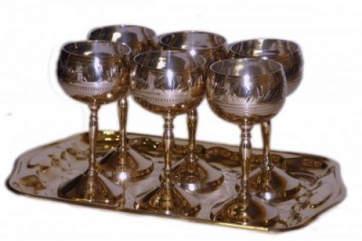 Набор для ликёров и крепких напитков (золото) Набор включает 6 рюмок на элегантной фигурной ножке и поднос с чеканкой - насечкой.