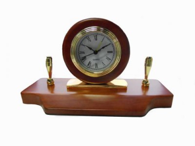 Настольный прибор с часами и подставками для ручек VWG-5246 Настольный прибор из натурального дерева светло-красного цвета включает в себя 2 элегантных подставки для ручек и часы с римским циферблатом. 