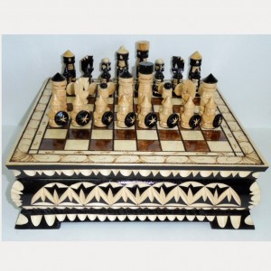 Шахматы в деревянном резном ларце 30 х 30 х 10 см Шахматы деревянные резные художественные в резном ларце 30 см. Шахматная доска: резной шахматный ларец с шахматными полями, крышка на петлях.