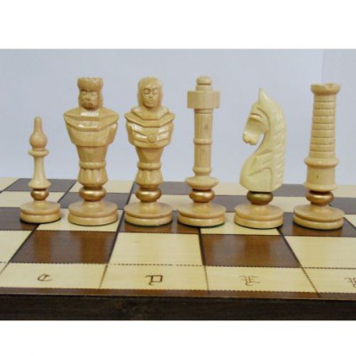 Шахматы &quot;Большой император&quot;, 64 см Большие шахматы с шахматной доской 64 х 64 см. Размер самой большой фигуры Император - 12,5 см. Фигуры шахмат и доска выполнены из дерева.