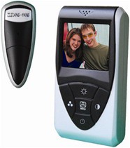 Видеоглазок М-223В Видеоглазок с записью кадров или видео на съемную SD-карту. При нажатии кнопки раздается сигнал вызова и автоматически включается монитор. 