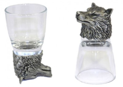 Две рюмки-перевертыши с головой волка Винный набор для алкогольных напитков - это две рюмки с головой волка в подарочной коробочке.