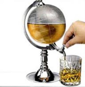 Диспенсер для напитков «Глобус» WP-002 Диспенсер имеет вид прозрачного стеклянного глобуса. Его можно наполнить живым пивом, красным вином, настоящим виски или отменным коньяком, любыми алкогольными и безалкогольными коктейлями. 