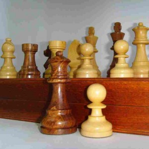 Шахматы Палисандр 3,75 дюйма в складной доске 47 х 47 см Шахматный набор Палисандр в складной доске это высококачественные фигуры из ценных пород дерева: палисандра и самшита. 