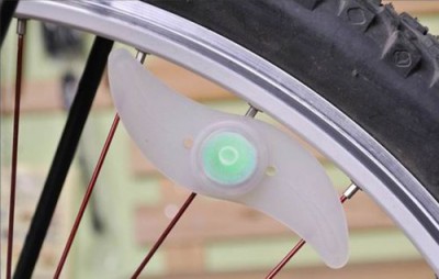 Силиконовая LED-подсветка на спицы велосипеда YY-601 Подсветка предназначена для установки на колеса велосипедов, мопедов, мотоциклов. Яркий свет диска в темное время суток привлекает внимание окружающих, тем самым повышая уровень безопасности во время движения. 