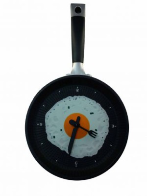 Часы настенные «Яичница на сковороде» BW18051  Часы, выполненные в необычном дизайне, красиво дополнят интерьер кухни и станут его «изюминкой». Вместо привычных стрелок на часах используются пластиковыe столовые приборы: вилка и нож. 