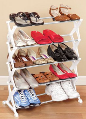 Складная полка для обуви 27040  Полка имеет пяти уровней, каждый из которых вмещает до трех пар. На ней можно компактно и с удобством размещать и хранить до 15 пар обуви, в том числе туфли, сапоги, ботинки и тапочки. 