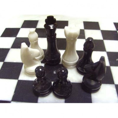 Шахматы из натурального камня Черный Оникс и Мрамор, 40 х 40 см Каменные шахматы из полированного природного оникса черного цвета. Материал шахматной доски и фигур: черный оникс и белый мрамор. Места для хранения каждой фигуры. 