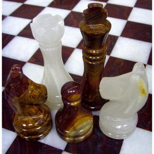 Шахматы из натурального камня Оникс и Яшма, 40 х 40 см Каменные шахматы из полированного природного камня. Материал доски и фигур: яшма и оникс разных цветов. Места для хранения каждой фигуры. 