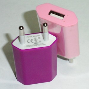 Адаптер USB для работы от стандартной электросети на 2А USB адаптер для стандартной электросети для работы или зарядки аккумуляторов различных устройств.