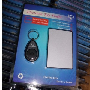 Звуковой брелок  Звуковой брелок для поиска предметов с карточкой-передатчиком.  Брелок подает сигнал при нажатии на специальную кнопку на карточке. Размер карточки позволяет носить её с собой в бумажнике или в кармане.