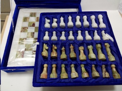 Шахматы из натурального камня Оникс и Мрамор, 30 х 30 см Каменные шахматы из полированного природного оникса различных оттенков от почти белого до зеленого цвета  и белого мрамора.
