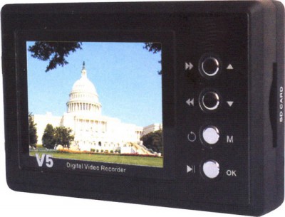 Портативный DVR V5 Портативный видеорегистратор  c 2,5 дюймовым TFT дисплеем для записи отдельных кадров, видео и аудиоинформации на съемную SD-карту. Имеет один видеовход для подключения одной CCD/CVOS-камеры. 