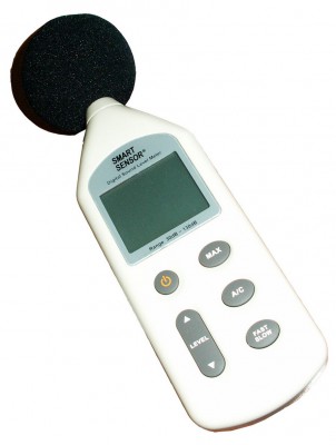 Цифровой тестер уровня звука AR-824 Прибор для измерения уровня звука. Частотный диапазон измерения: от 31,5 Гц до 8,5 Кгц,  пределы измерения звукового давления (мощности звука): от 30 до 130 ДБ.