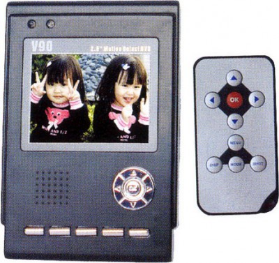Видеорегистратор V90 Портативный видеорегистратор для выполнения записи отдельных кадров, видео и аудиоинформации от двух CCD/CMOS камер.  DVR имеет TFT дисплей размеров 2,5 дюйма с разрешением 720х240. Запись производится на съемную SD карту.