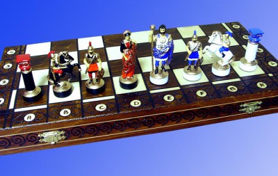 Шахматы Рим керамические фигуры, 52 х 52 см Оригинальный шахматный набор Рим выполнен в стиле времён знаменитых римских цезарей. Римские воины предстанут перед Вами на поле боя этой великолепной шахматной доски.