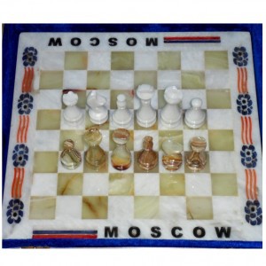 Каменные шахматы &quot;Москва&quot;, 30 см., оникс, мрамор Каменные шахматы из оникса и мрамора с гравировкой MOSCOW. Полупрозрачный оникс с зеленым оттенком. 