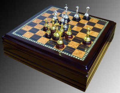 Шахматный набор в лакированном ларце Красивые шахматы в лакированном ларце. Прозрачный лак хорошо выделяет светло-коричневые и тёмно-коричневые поля шахматного поля, окруженного приятным фигурным орнаментом коричневым цветом ларца. 