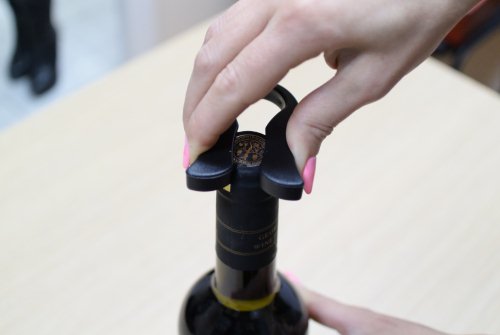 Благодаря специальному ножу из комплектации штопора "SITITEK E-Wine S" можно быстро и безопасно удалить защитную пленку с пробки винных бутылок