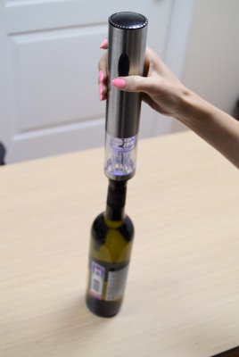 Процесс откупоривания бутылки вина электроштопором "SITITEK E-Wine S" очень прост и занимает всего несколько секунд!