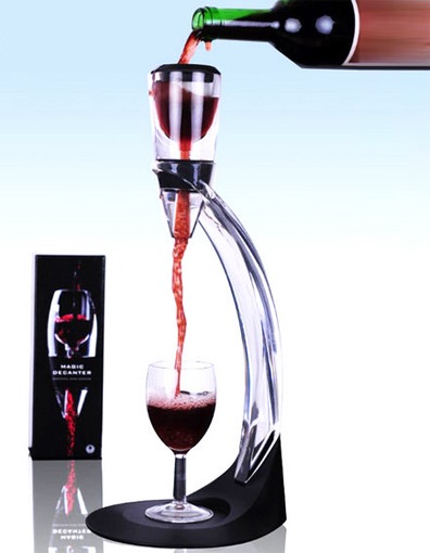 Аэратор модели "Magic Decanter Deluxe" раскроет букет вина в процессе его розлива по бокалам