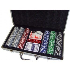 Покер на 300 фишек с номиналом в алюминиевом кейсе Подарочный комплект для покера на 300 фишек. Комплект поставляется в алюминиевом кейсе с ключами. В комплекте: фишки с номиналом, покерные кубики и 2 колоды карт.