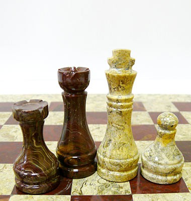 Шахматы из натурального камня Яшма, 40 х 40 см Шахматы из яшмы различных оттенков. Материал доски и фигур: яшма разных цветов. Места для хранения каждой фигуры.