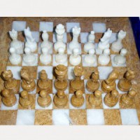 Шахматы из натурального камня Золотистая Яшма и Мрамор