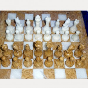 Шахматы из натурального камня Золотистая Яшма и Мрамор Каменные шахматы из золотистой яшмы и белого мрамора. Размер шахматной доски: 37 х 37 см. Высота шахматных фигур: от 4,5 до 9,0 см.