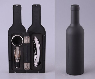 Набор винных аксессуаров в бутылке 608005 Элегантный винный набор представляет собой пластиковую бутылку, внутри которой находятся винные аксессуары. В наборе 3 предмета: штопор-открывалка, каплеулавливатель и устройство для розлива вина. 
