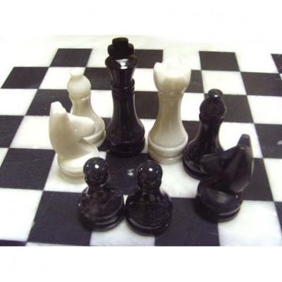 Шахматы из натурального камня Черный Оникс и Мрамор, 30 х 30 см Каменные шахматы из полированного природного оникса черного цвета. Материал шахматной доски и фигур: черный оникс и белый мрамор. Места для хранения каждой фигуры. 