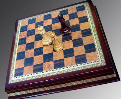 Деревянный шахматный набор Бордовый ларец 40 х 40 см Бордовый ларец - один из самых красивых и высококачественных шахматных наборов.  Торцы ларца фигурные, густо-бордового цвета. Вдоль средней части торца проходит светлая полоска орнамента, повторяющаяся на верхней части ларца. 