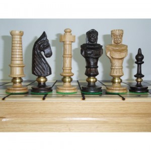 Подарочные шахматы &quot;Королевские люкс&quot;  Широкая удобная шахматная доска 65 х 65 см. и большие шахматные фигуры доставляют удобство при игре, а ложементы для каждой фигуры позволяют содержать шахматный набор "Королевские люкс" в идеальном порядке.