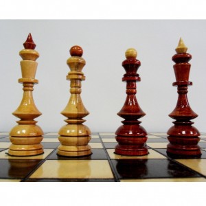 Шахматы деревянные &quot;Лакированный клён&quot;, 40 х 40 см Большие деревянные шахматы из лакированного клена. Шахматная доска: стандартная, складная, с индикацией шахматных полей. Материал шахматной доски и фигур: дерево с элементами ручной работы.