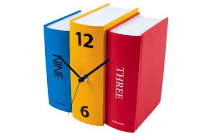 Часы-книги BC-001 Часы удивят необычным дизайном и станут достойным украшением любого интерьера. Они выполнены в форме трех книг. На средней книге размещены стрелки, а две крайних выполняют функцию циферблата. 