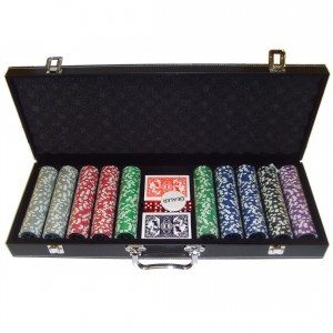 Покер на 500 фишек в кожаном кейсе Набор для покера на 500 фишек в кожанном кейсе тёмно-коричневого цвета. В комплекте: фишки с номиналом, 2 колоды карт и покерные кубики. 